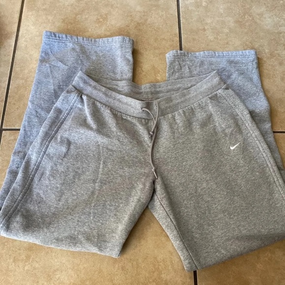 SOLD🚫Nike women sweats - Picture 2 of 3
